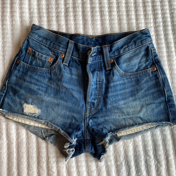 Levi’s 501 Jean Shorts - Picture 2 of 6